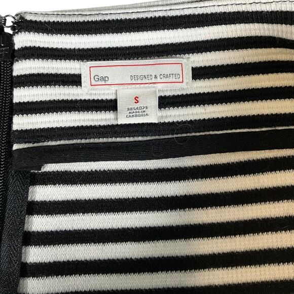 GAP Designed & Crafted Black + White Striped Stretch Pencil Skirt – Size Small - Picture 7 of 8
